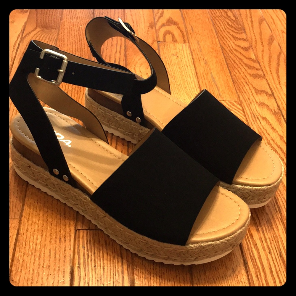 Soda Topic Black espadrille flatforms
